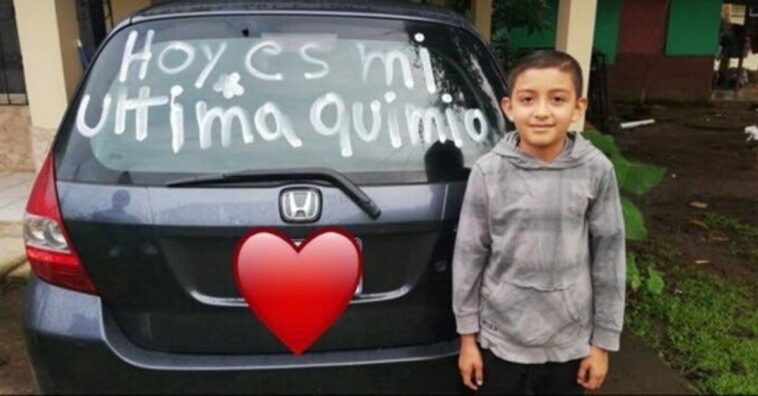 niño venció al cáncer y lo celebró con una frase en su coche para sentir apoyo