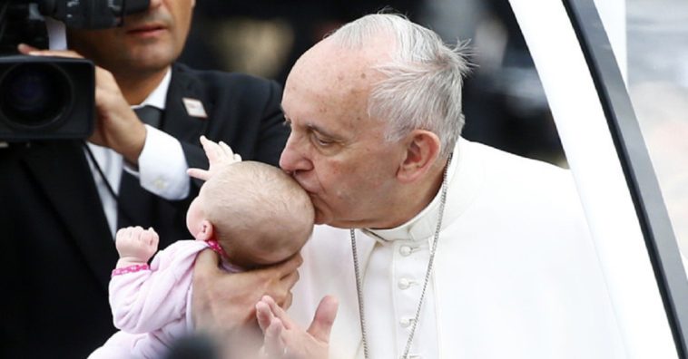 beso del Papa Francisco ha curado el tumor cerebral