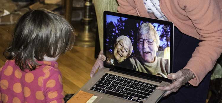 ninos que crecen con los abuelos abuelos felices