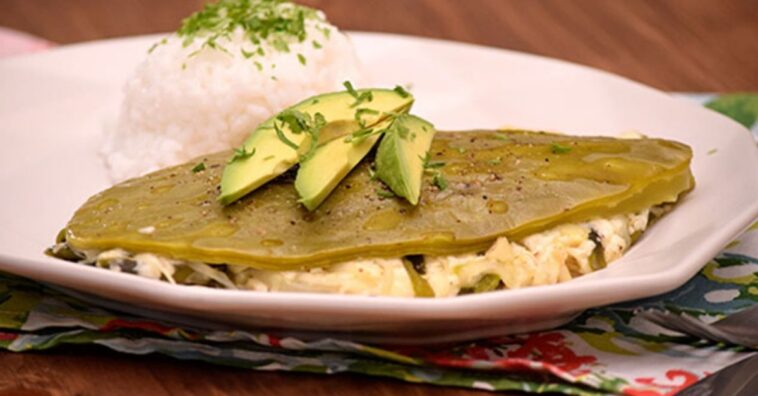 nopal relleno de rajas de poblano con elote