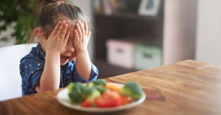 obligar a sus hijos a comer