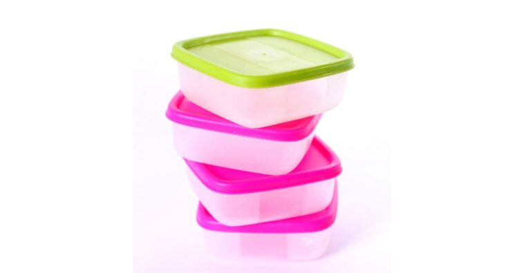 organizar los túpers de plástico