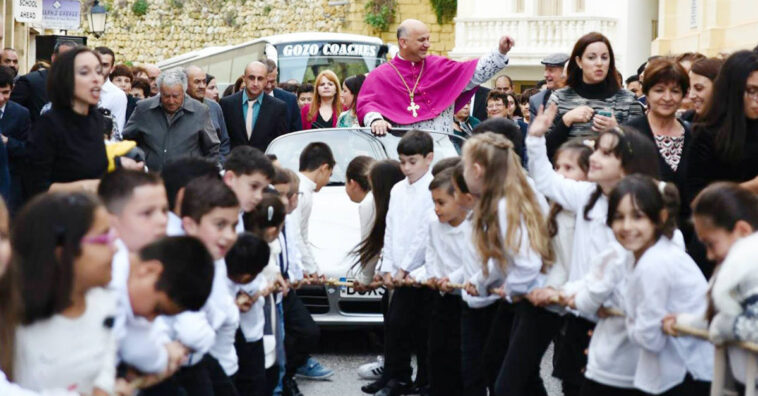 sacerdote pone a 50 niños a empujar su Porsche