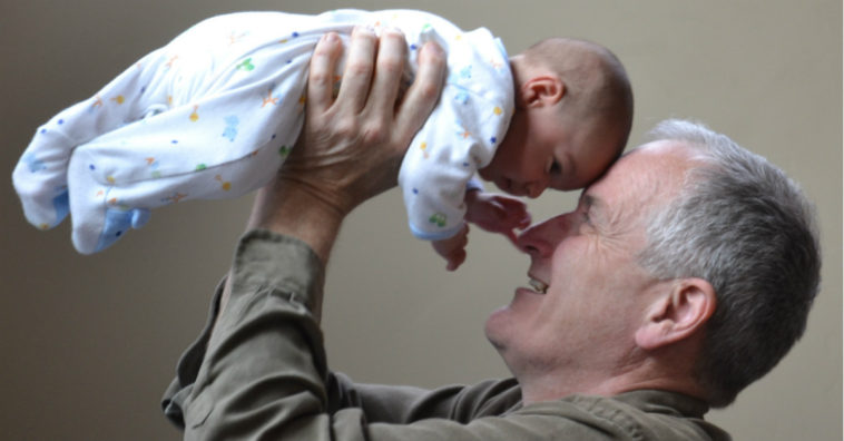 riesgos de salud aumentan para los bebés nacidos de padres de 45 años