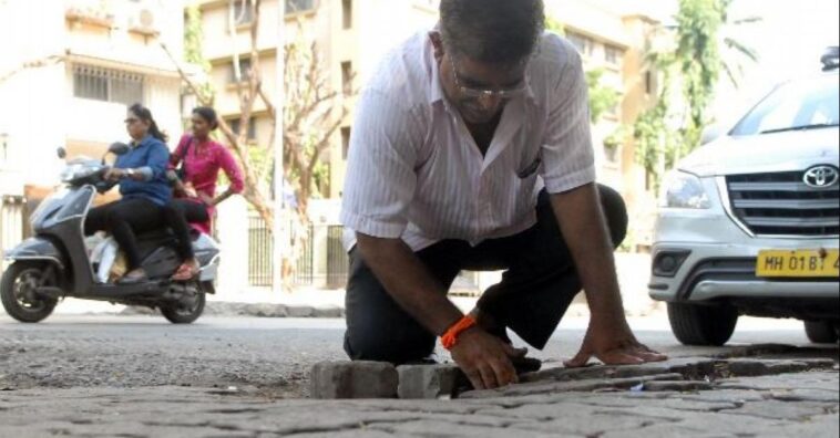 padre tapa los agujeros del asfalto después de la muerte de su hijo en un accidente
