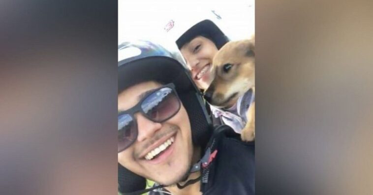 pareja en moto rescata a un perro que salió del monte