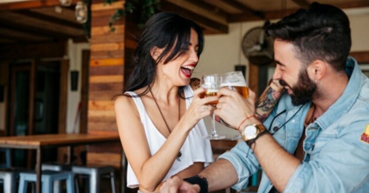 parejas que beben alcohol juntas tienen una relación más duradera y feliz