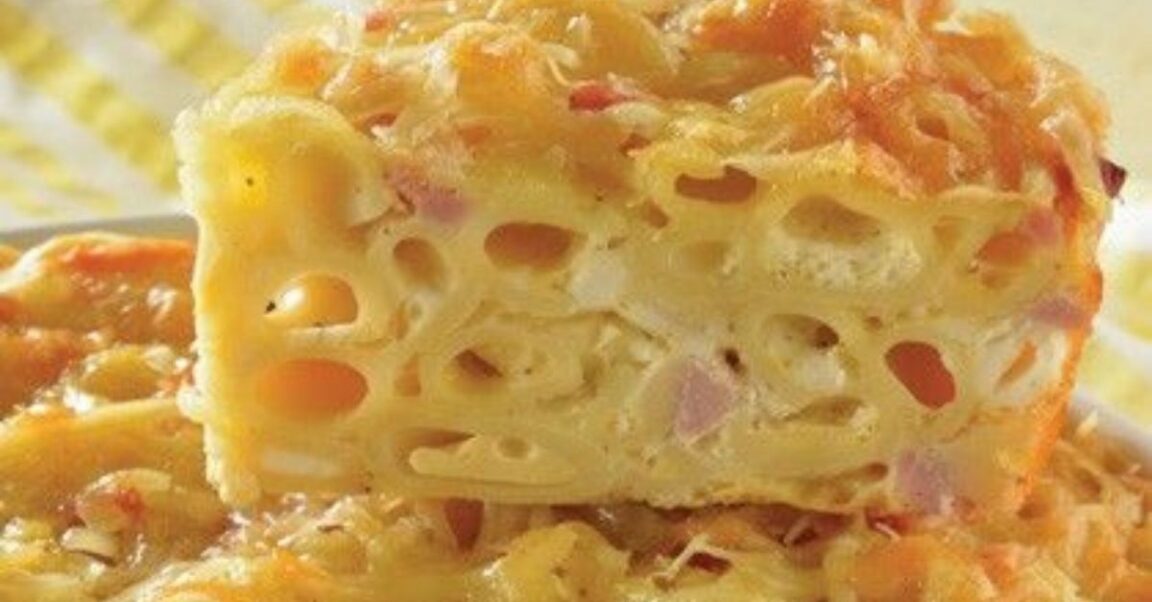 Sabroso pastel de pasta de coditos al horno