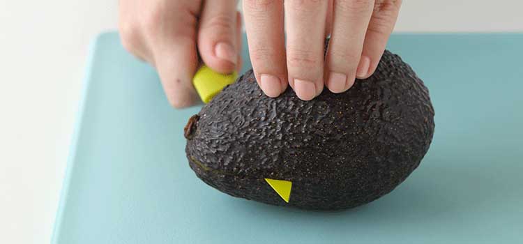 pelar un aguacate cortar