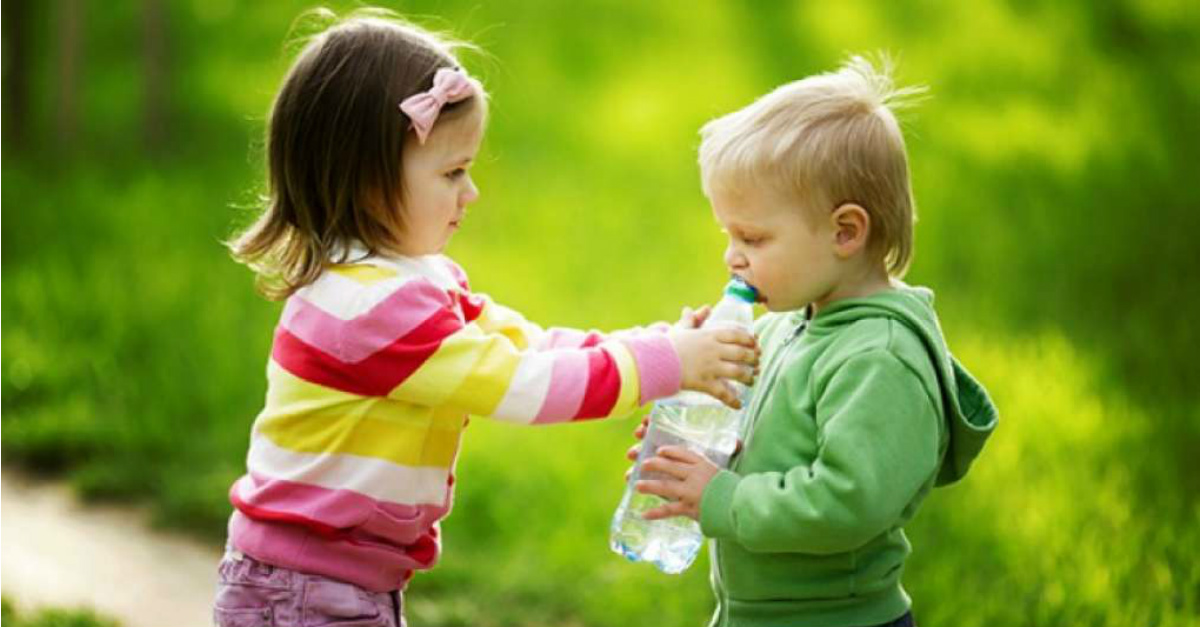 Cosas que hacen los padres que crían a niños bondadosos