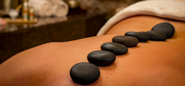 piedras calientes masajes en la espalda