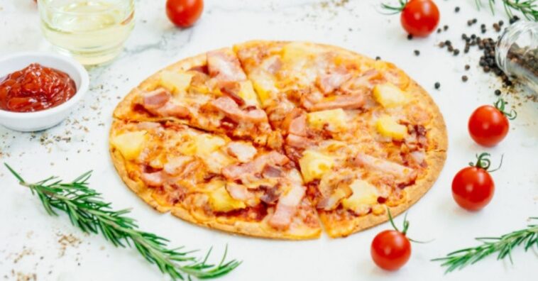 pizza hawaiana con masa casera