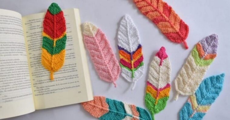 plumas tejidas a ganchillo son los marca libros