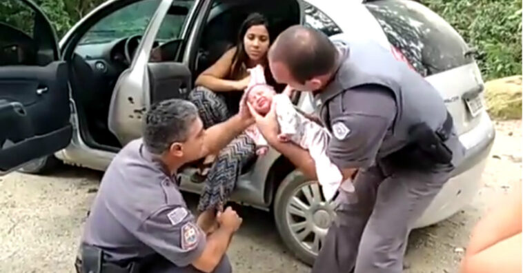policías socorren a un recién nacido que se estaba atragantando