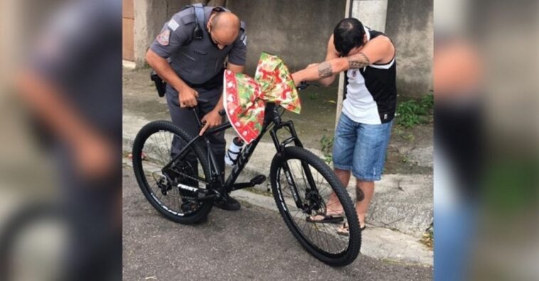 policía le dona una bicicleta a un repartidor de comida
