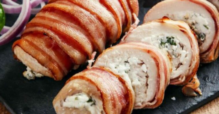 pollo relleno de espinacas con tres quesos y envuelto en tocino