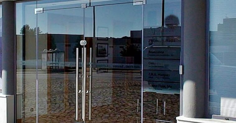 puerta de vidrio impide un robo en la tienda