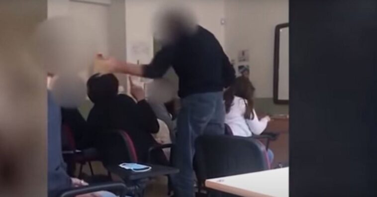 profesor golpea a un alumno que no llevaba puesta la mascarilla