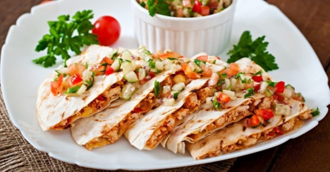 Receta de unas apetecibles quesadillas de pollo, verduras y aguacates