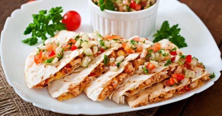 quesadillas de pollo, verduras y aguacates
