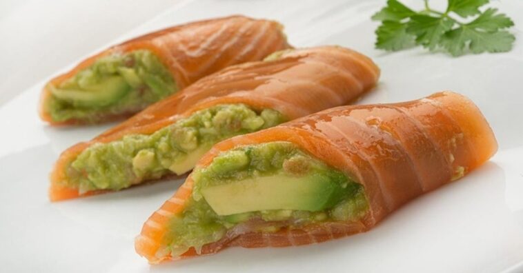 rollitos de salmón ahumado y aguacate