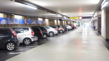 sacerdote perdió su automóvil en un estacionamiento