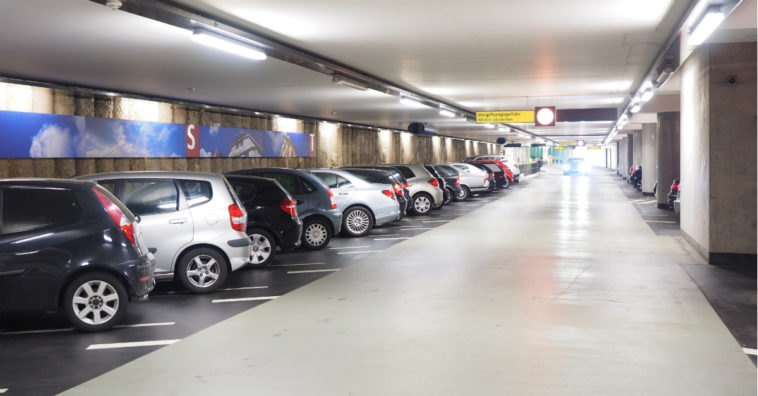 sacerdote perdió su automóvil en un estacionamiento