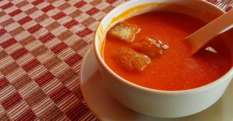 sopa de tomates con picatostes de queso asado