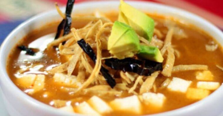 sopa de tortilla azteca tradicional mexicana