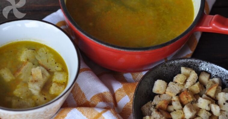 sopa de verduras con alubias blancas y pan aromatizado