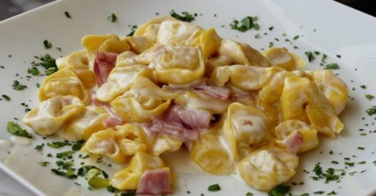 tortellini con salsa cremosa de queso y jamón York