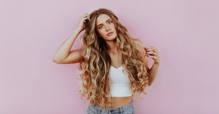 Clara de huevo en el cabello