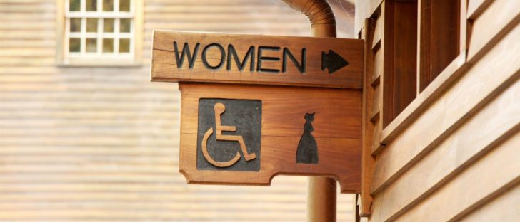 usar el baño femenino en el trabajo