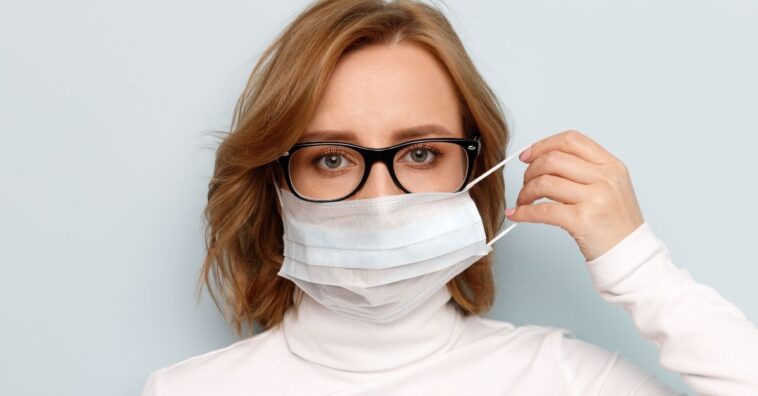 Truco para que las gafas no se empañen con la mascarilla de protección