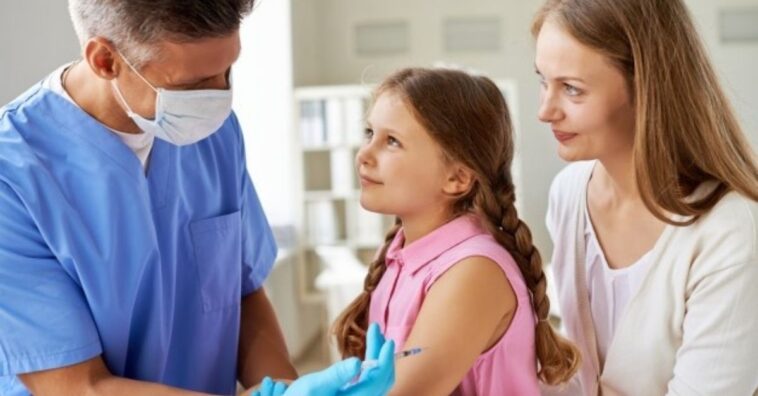 vacunar a los niños durante la pandemia