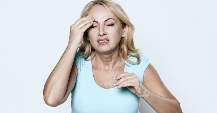deficiencia de vitamina B12 causa signos de demencia en una mujer de 61 años