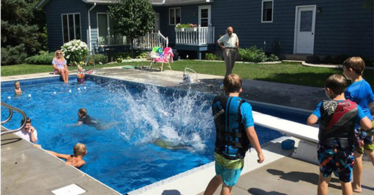 viudo construye una piscina para reunir a los vecinos